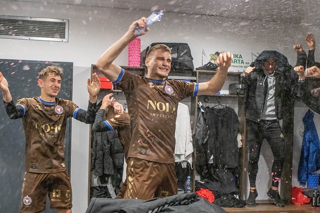 官宣：原国安队31岁归化国脚李可加盟上海申花.